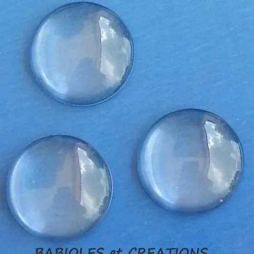 Cabochons loupes transparents ronds de 18 mm de diamètre.