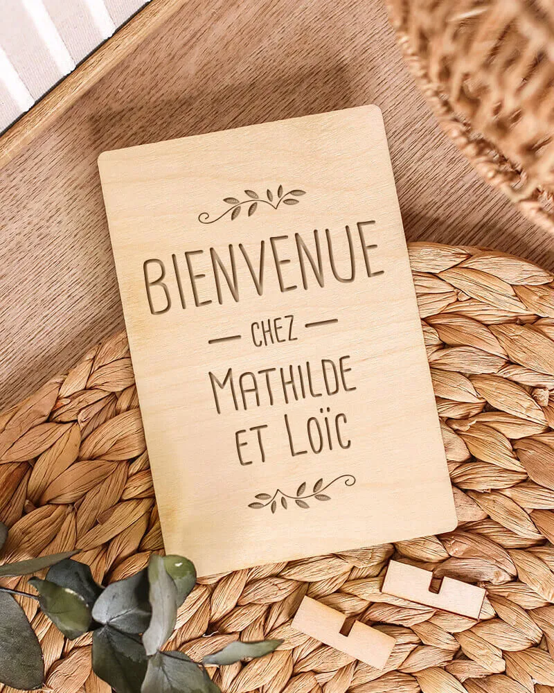 Carte à poser en bois "Bienvenue chez nous" personnalisée
