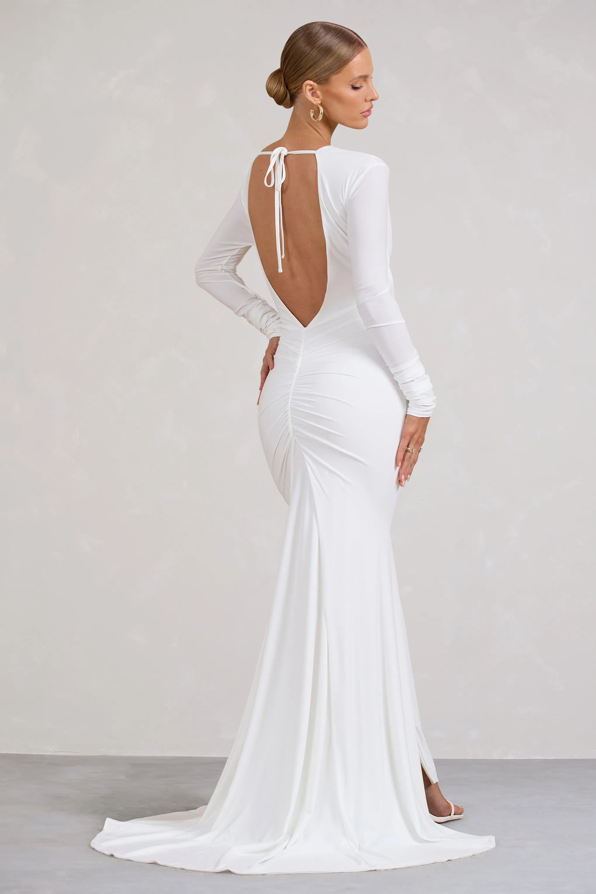 Demure | Robe longue blanche froncée à manches longues et queue de poisson