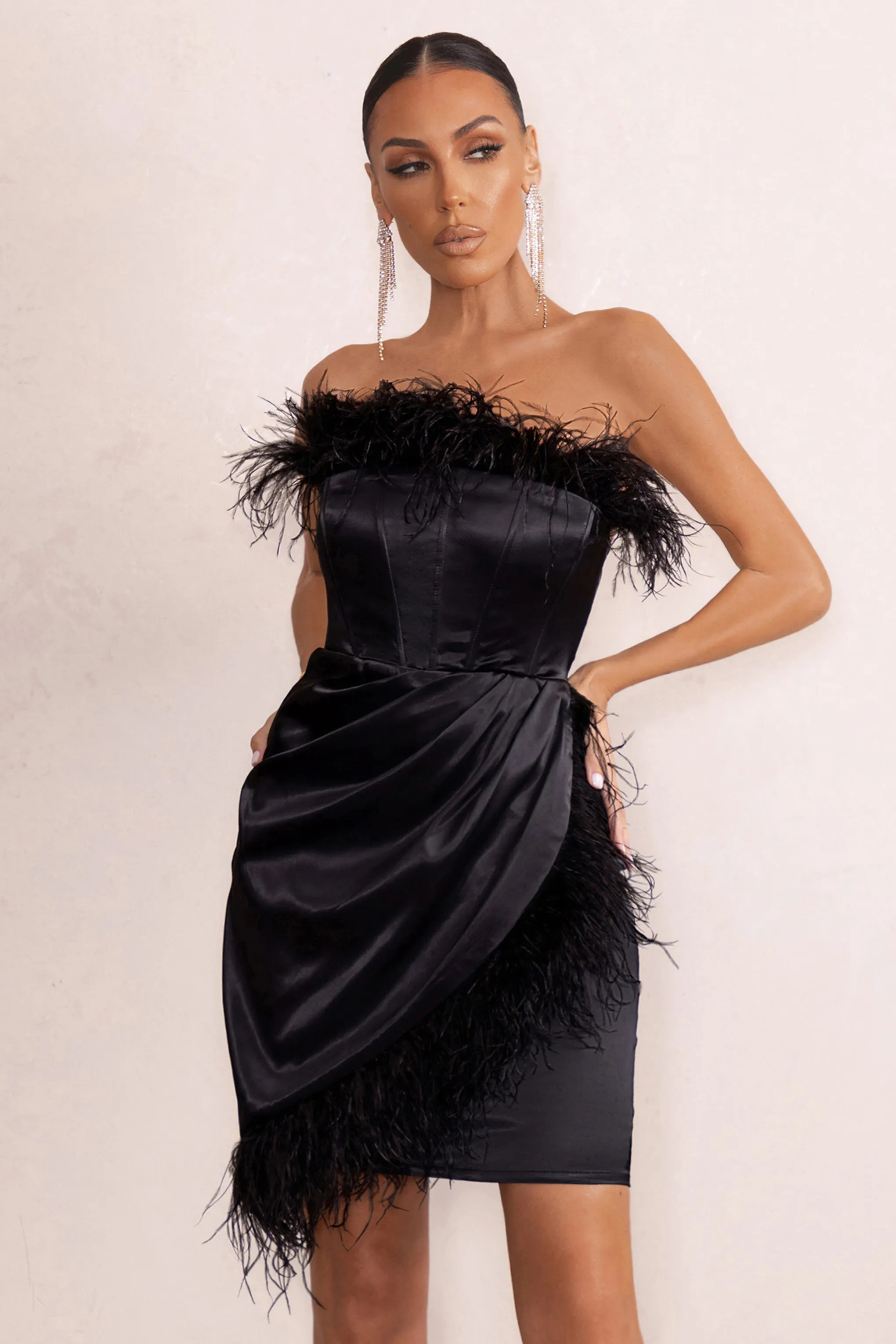 Forever High | Mini-robe bardot noire à corset avec bordure en plumes