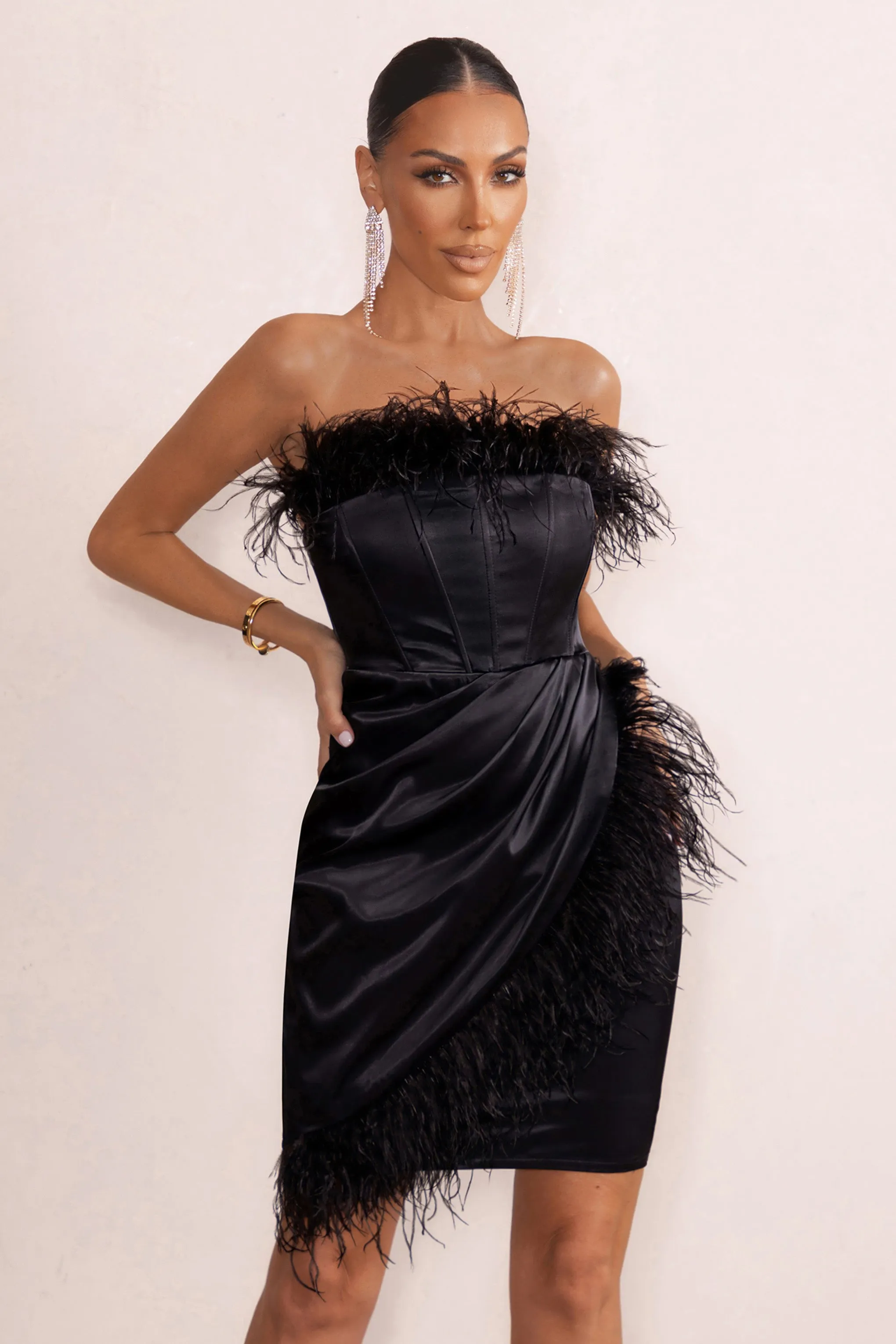 Forever High | Mini-robe bardot noire à corset avec bordure en plumes
