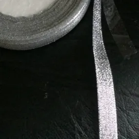 Ruban argente 12 mm de largeur pour finir vos paquet cadeaux